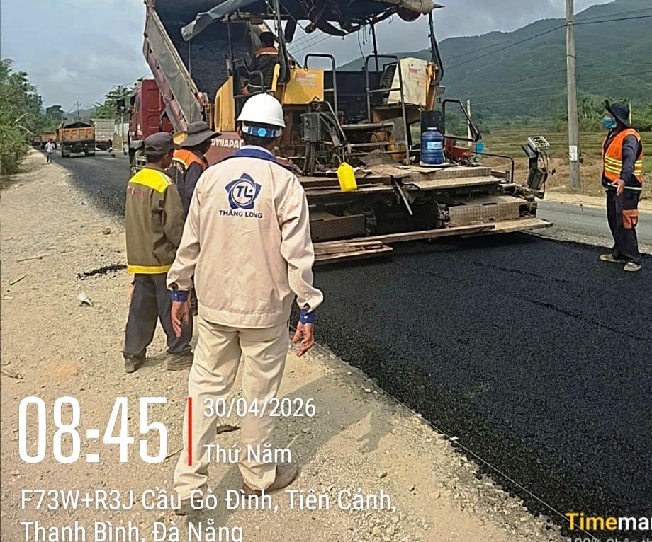 Đường Liên kết vùng đoạn qua xã Thạnh Bình đang được thảm nhựa vào sáng 30/4/2026. Ảnh Tấn Thành.