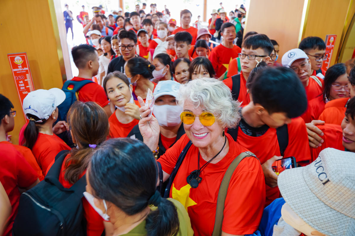 Nhiều người đến từ rất sớm với áo cờ đỏ sao vàng để được nhận vé cổng miễn phí. Ảnh: H.T