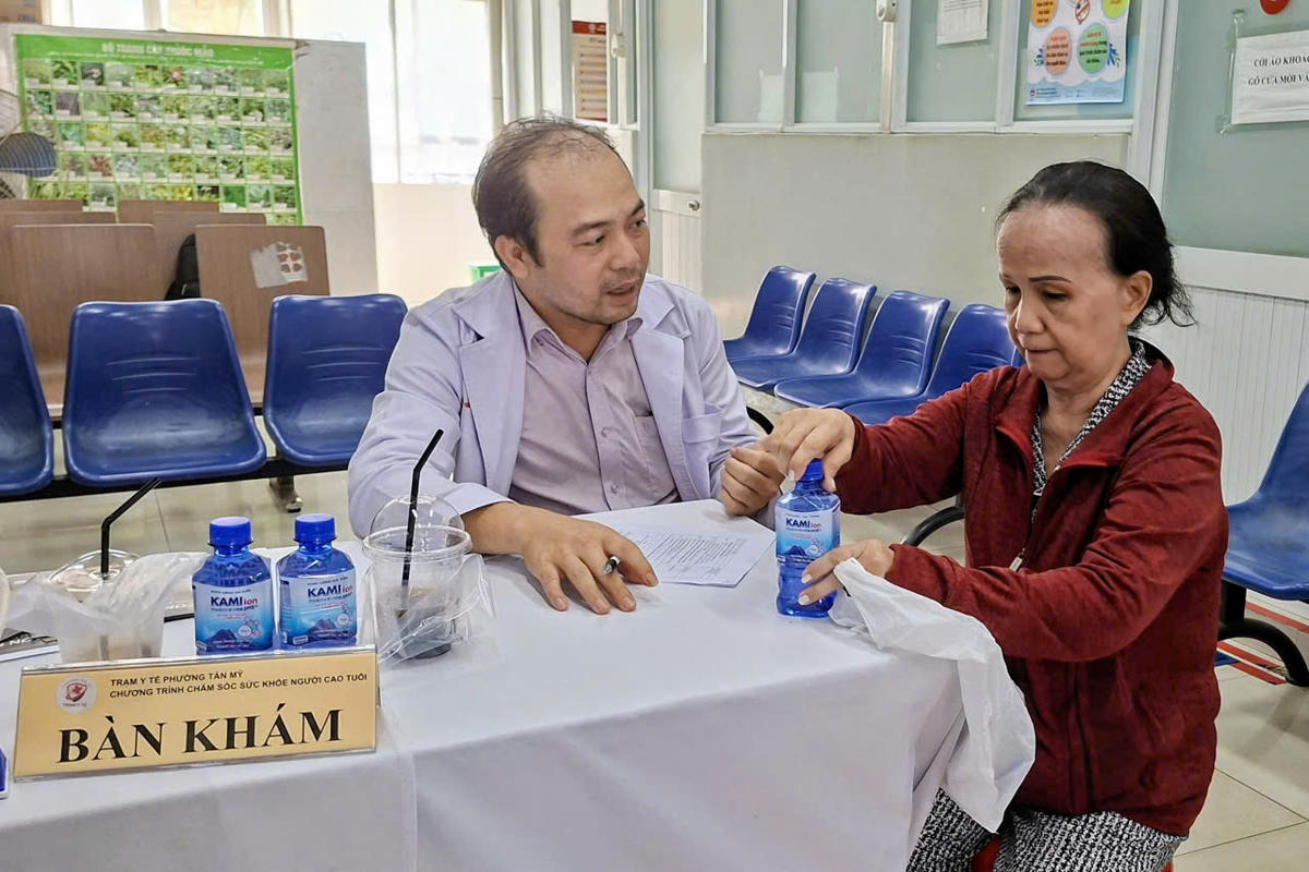 Y tế thành phố tăng cường&nbsp;chăm sóc sức khỏe người dân, đặc biệt là người cao tuổi. Ảnh: S.X