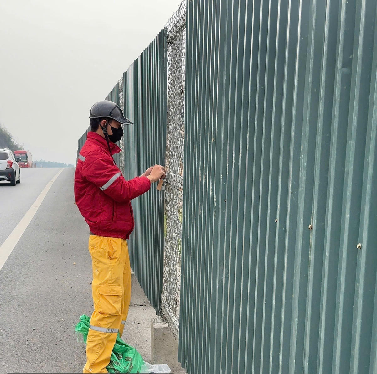 Lắp hàng rào tôn để ngăn đường và đoạn đang thi công. Ảnh: Ngô Hùng.