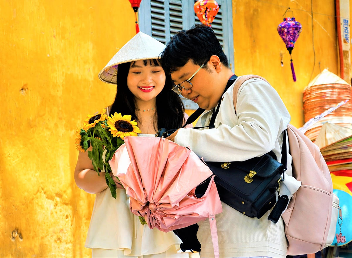 Các bạn trẻ xem lại hình ảnh chụp bên lồng đèn ở đường Trần Phú. Ảnh: Tấn Thành.