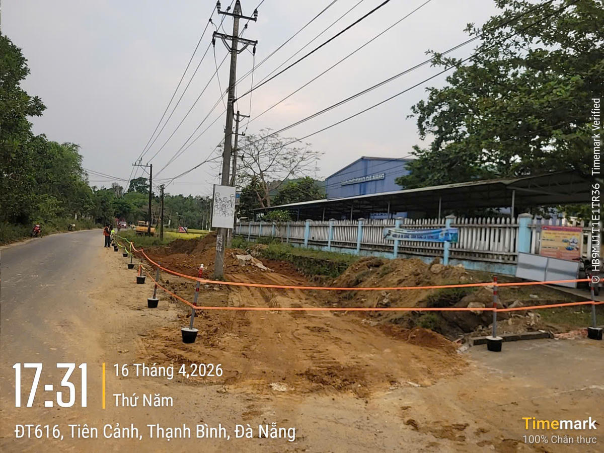 Đường Liên kết vùng có những đoạn không thể thi công do vướng hạ tầng điện, cáp viễn thông chưa di dời. Ảnh Tấn Thành.