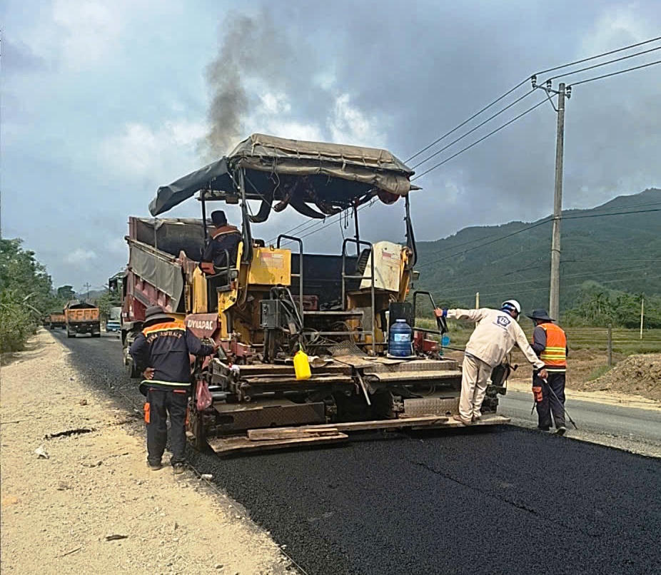 Dẫu là ngày Lễ công nhân vẫn tập trung thảm nhựa tuyến đường Liên Kết vùng. Ảnh Tấn Thành.