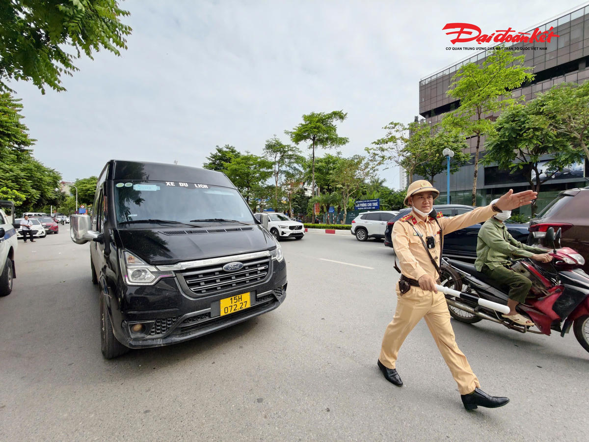 Dòng xe rời Thủ đô, giao thông cửa ngõ phía Đông vẫn thông suốt