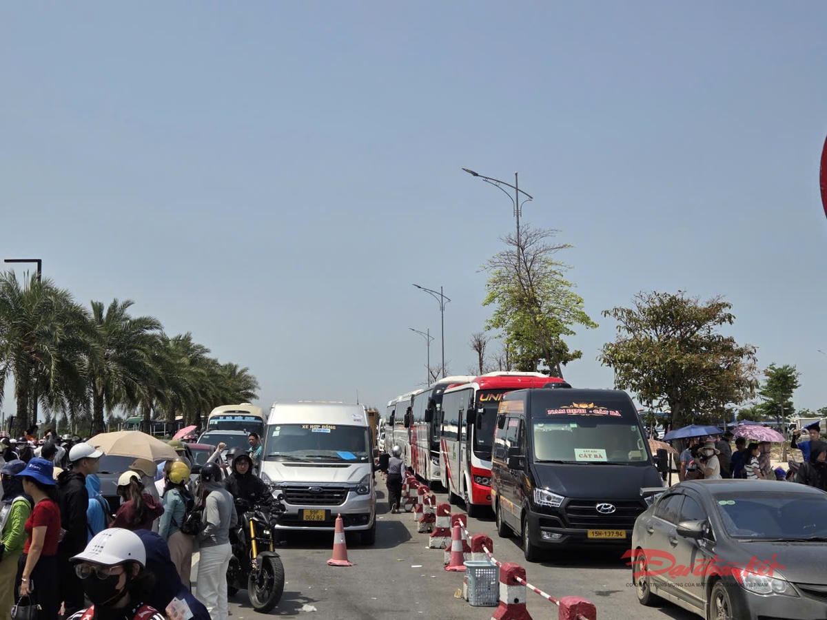 Từ sáng sớm, ô tô con và ô tô chở khách du lịch đã xếp hàng dài cả cây số. Ảnh: PT.