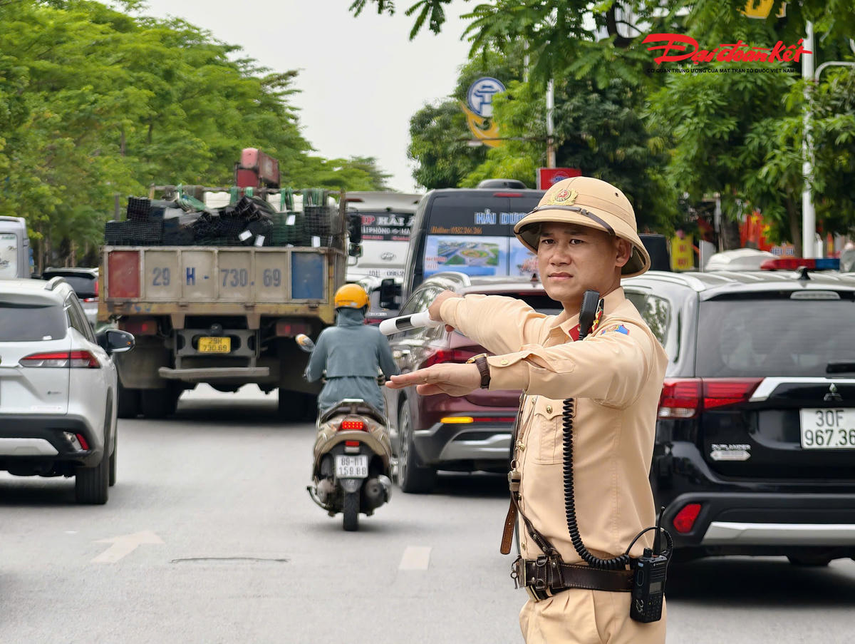 Các trường hợp vi phạm đều được xử lý nghiêm theo quy định. Phòng CSGT Hà Nội cũng khuyến cáo người dân khi tham gia giao thông trong dịp nghỉ lễ cần lựa chọn phương tiện bảo đảm chất lượng, không sử dụng dịch vụ vận tải có dấu hiệu nhồi nhét hành khách hoặc dừng, đỗ sai quy định, góp phần bảo đảm an toàn cho chính mình và cộng đồng.