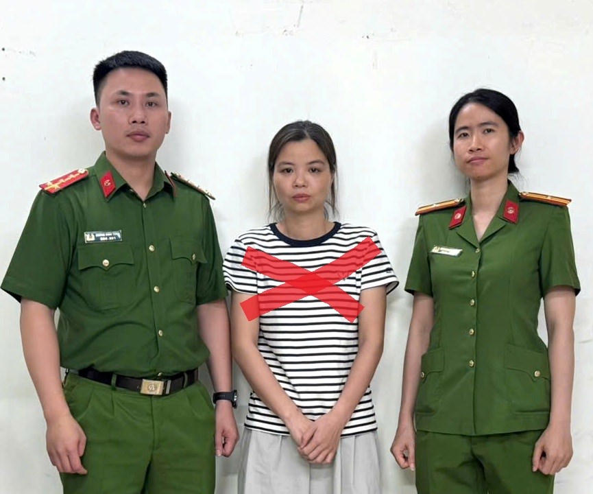 Đối tượng Vũ Thị Mai Phương (ở giữa) tại cơ quan điều tra. Ảnh: CATP.&nbsp;