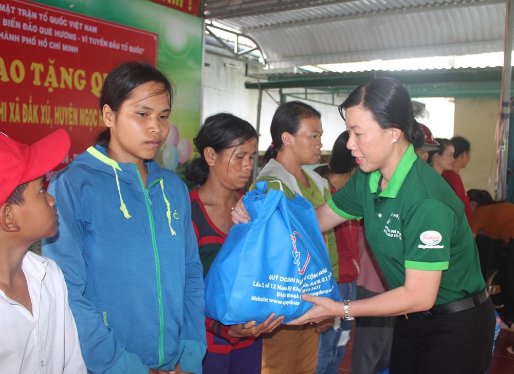 Mặt trận TP Hồ Chí Minh thăm, tặng quà đồng bào tại vùng biên giới Ngọc Hồi, tỉnh Quảng Ngãi. Ảnh: tử liệu Q.Đ.