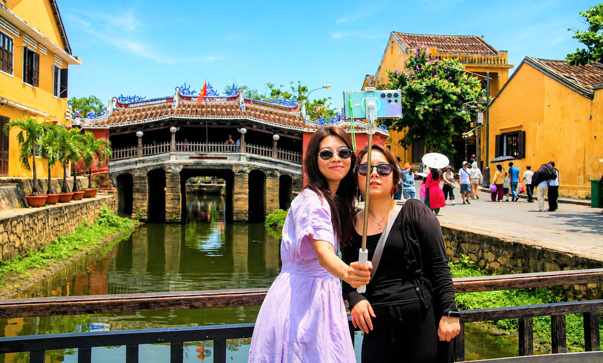 Nhiều bạn trẻ check in ở chùa Cầu Hội An. Ảnh: Chí Đại.