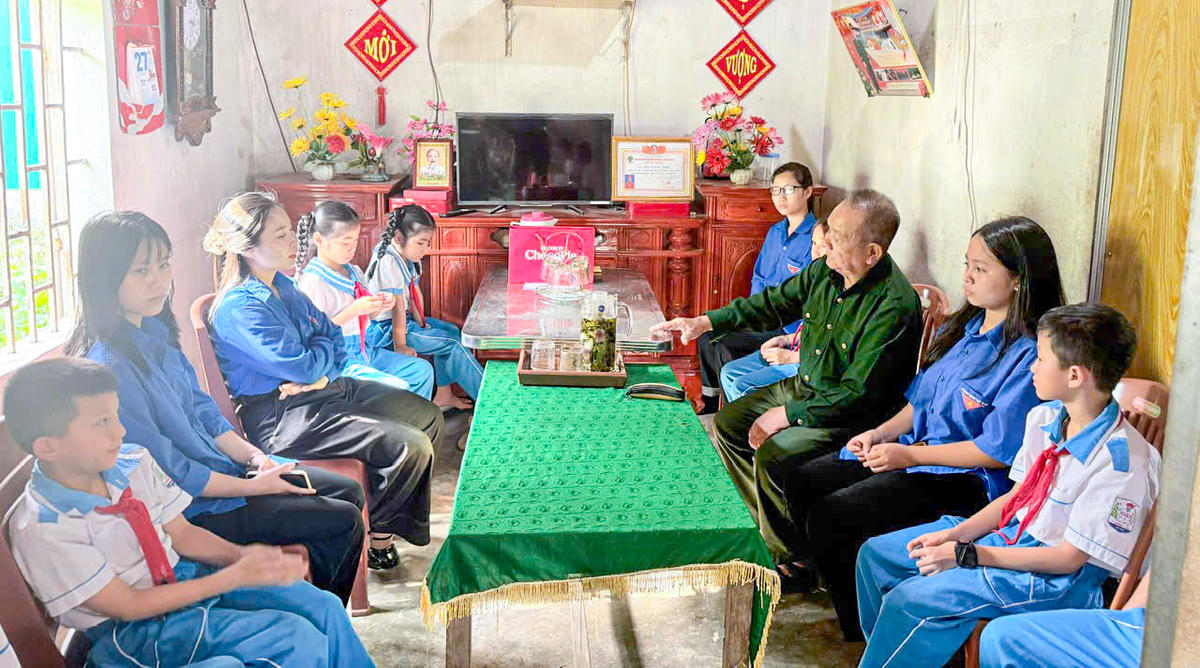 Buổi gặp gỡ, trò chuyện giữa cựu chiến binh Trần Văn Xuân với đoàn viên, đội viên địa phương.