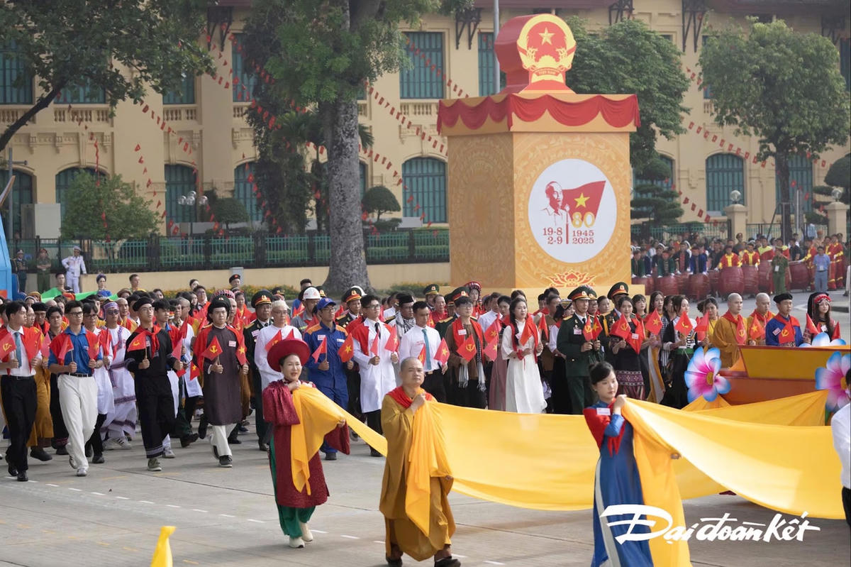 Khối quần chúng trong lễ diễu hành Quốc khánh 2/9/2025.
