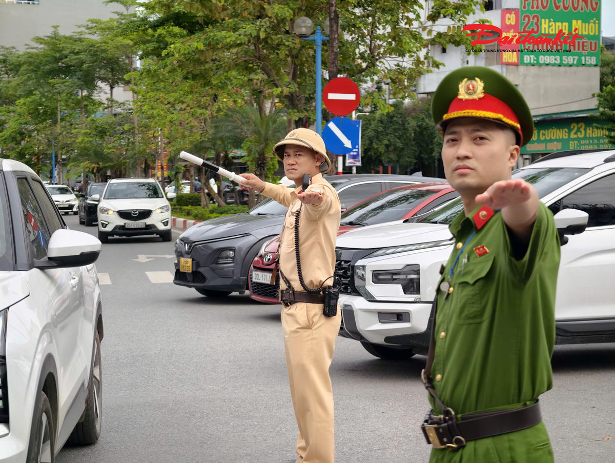 Kỳ nghỉ lễ 30/4 và 1/5 năm nay kéo dài 4 ngày (từ 30/4 đến hết 3/5/2026). Ngay từ sáng sớm, trên tuyến Cổ Linh cửa ngõ phía Đông của Thủ đô, các dòng phương tiện nối nhau rời thành phố, bắt đầu kỳ nghỉ lễ.