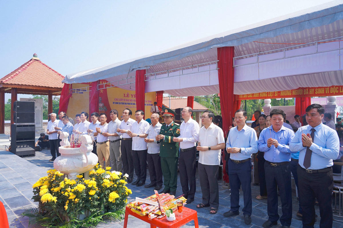 Lãnh đạo địa phương cùng các đại biểu dâng hương tại lễ yên vị các liệt sĩ Đại đội pháo binh C45. Ảnh: ĐĐ