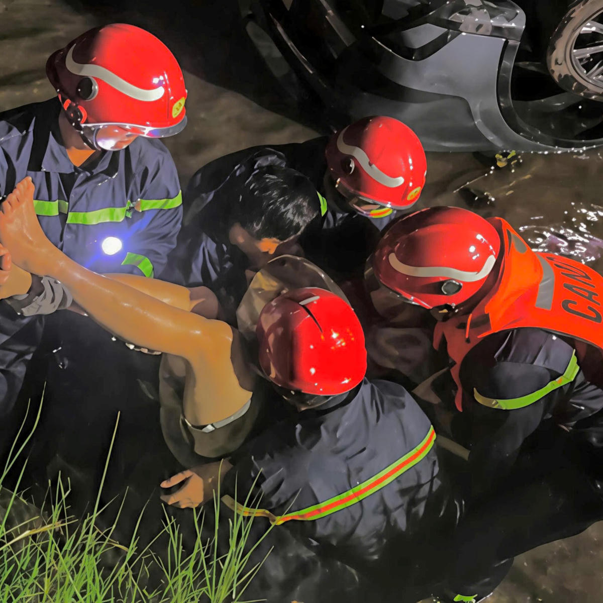 Anh L.T.M được cứu hộ, bảo toàn tính mạng. Ảnh: CATP.