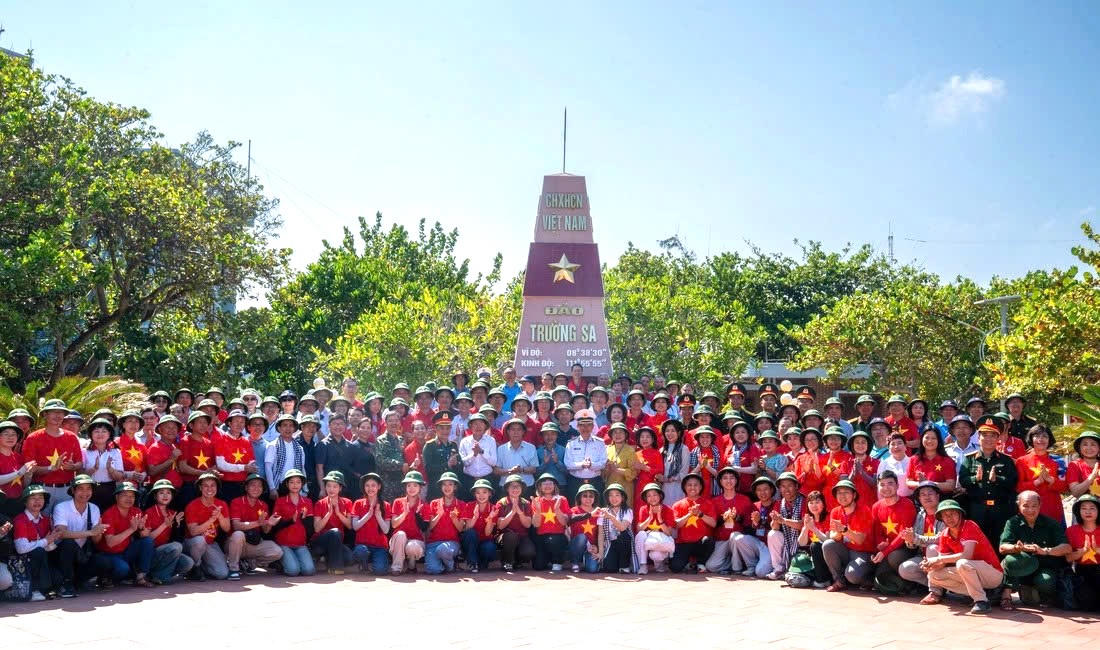 Đoàn công tác của TP Hồ Chí Minh, cùng với sự tham gia của kiều bào trở về từ nhiều quốc gia đến thăm hỏi, động viên quân và dân đặc khu Trường Sa và nhà giàn DK1 vào cuối tháng 4/2026. Ảnh: Ngọc Đức.