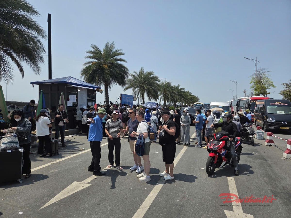 Cán bộ bến phà Đồng Bài - Cái Viềng hướng dẫn du khách xếp hàng sau khi mua vé xong. Ảnh: PT.&nbsp;