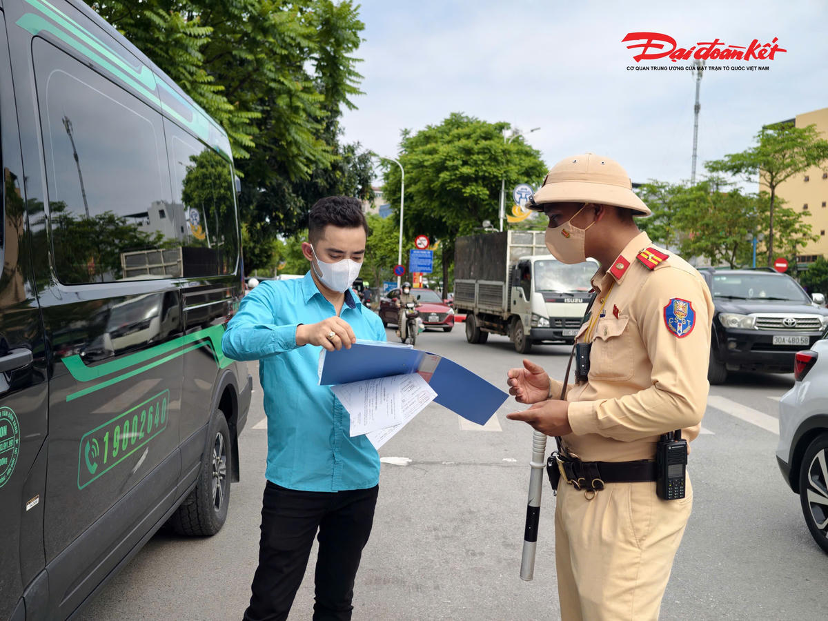 Song song với công tác điều tiết, lực lượng CSGT tăng cường tuần tra, kiểm soát, kịp thời phát hiện và xử lý các hành vi, vi phạm như dừng, đỗ sai quy định, chở quá số người... là những nguyên nhân dễ dẫn đến ùn tắc trong dịp cao điểm.
