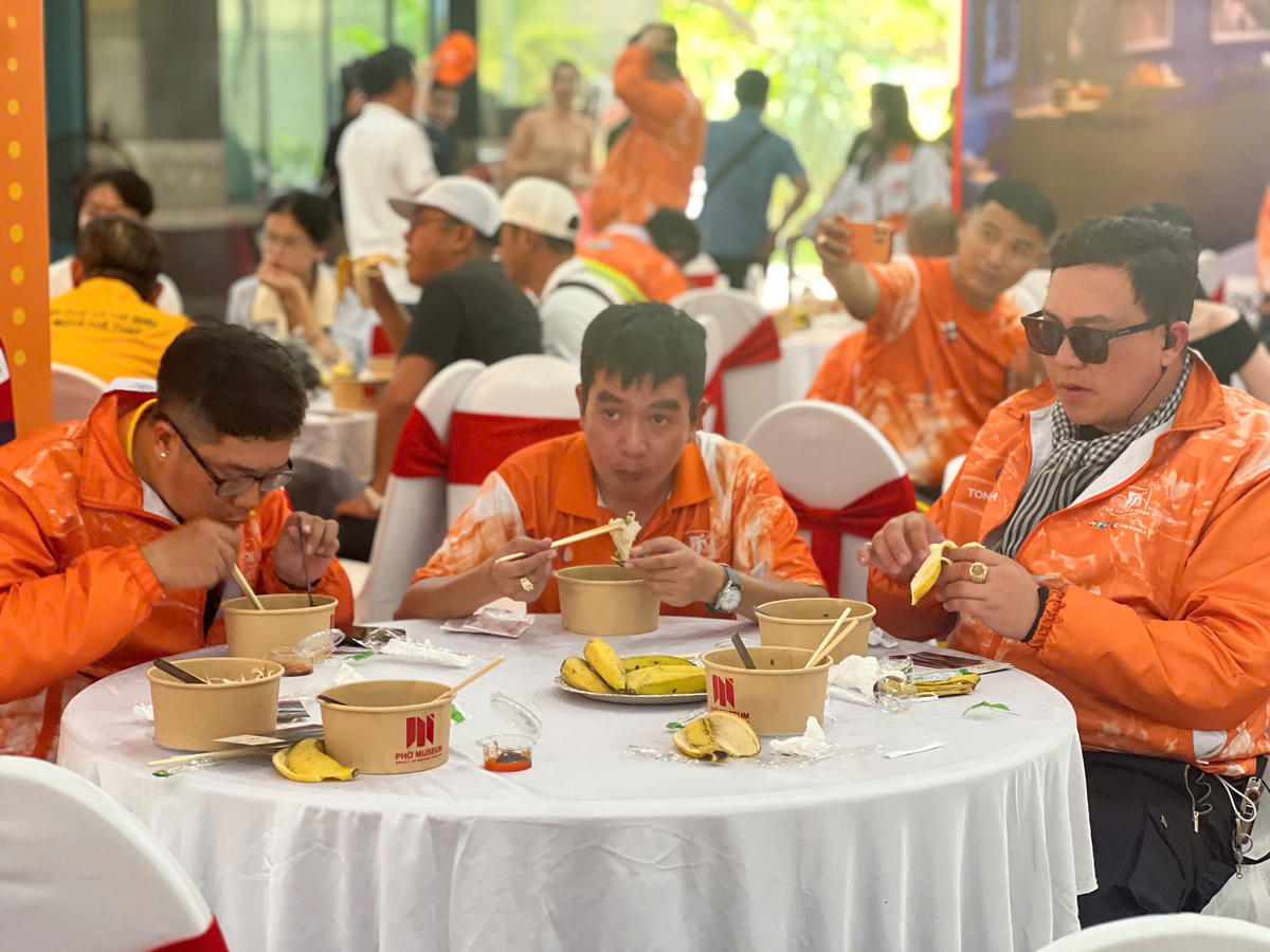 Đoàn đua xe đạp toàn quốc thưởng thức phở Việt tại Bảo tàng Phở. Ảnh: H.K