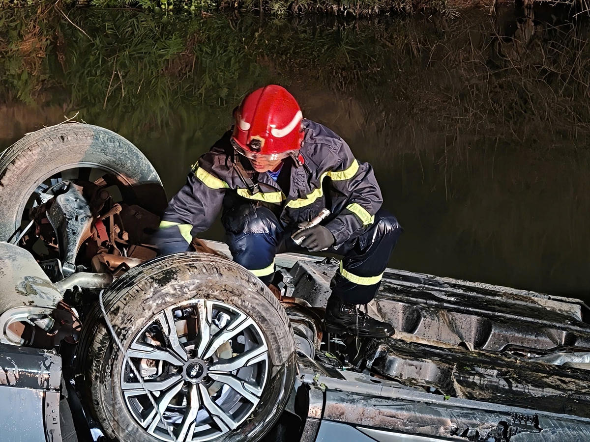 Cán bộ Phòng Cảnh sát PCCC và CNCH (Công an TP Hải Phòng) cứu hộ xe ô tô bị lao xuống mương nước. Ảnh: CATP.
