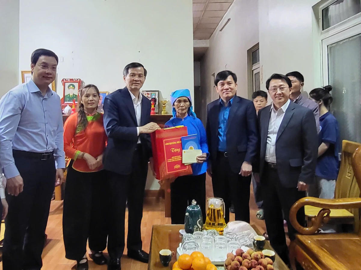 Đoàn công tác trao quà cho gia đình bà Hù Thị Sắng, trú tại Tổ dân phố bản Màng, phường Đoàn Kết.