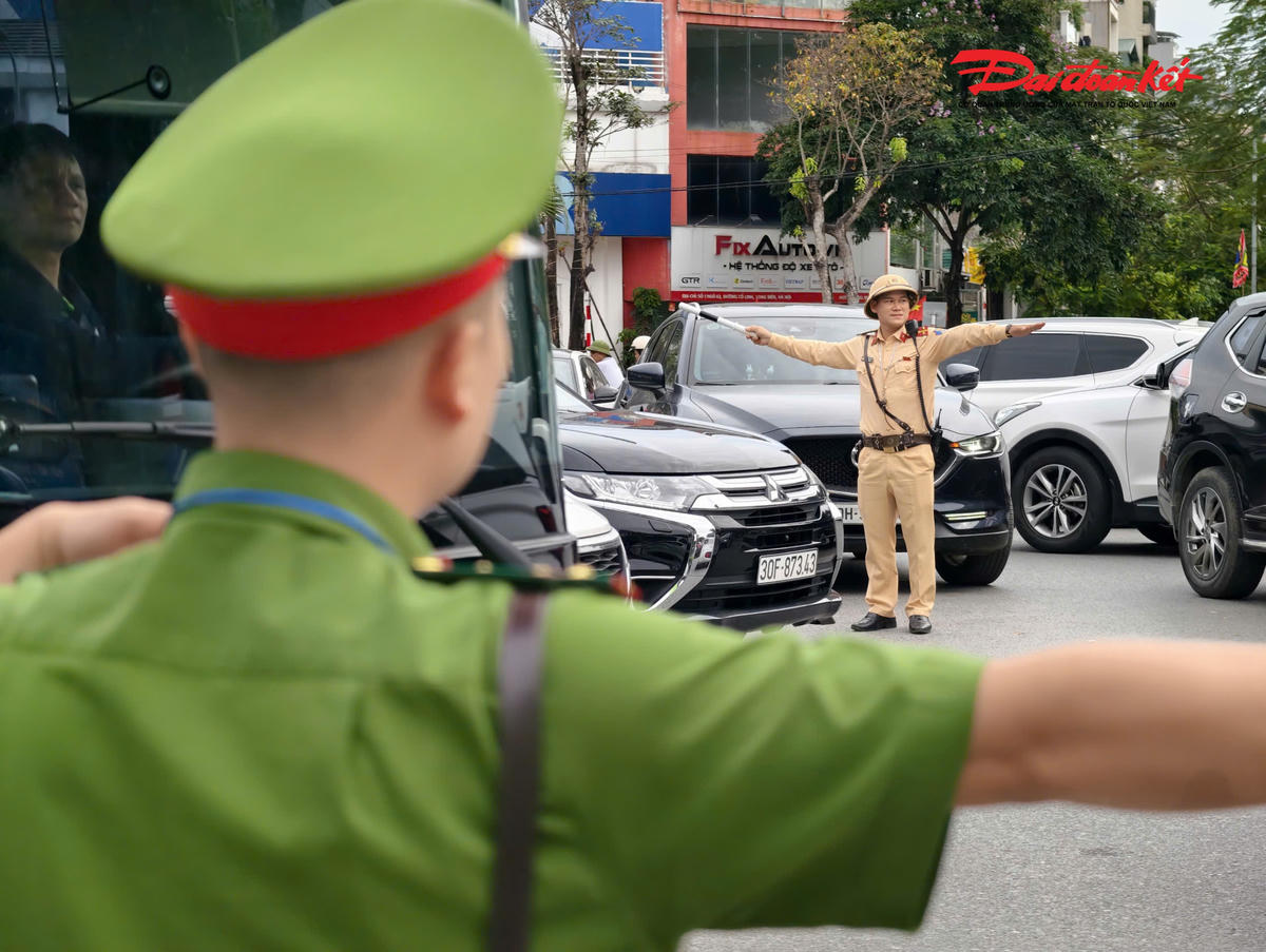 Dòng xe rời Thủ đô, giao thông cửa ngõ phía Đông vẫn thông suốt