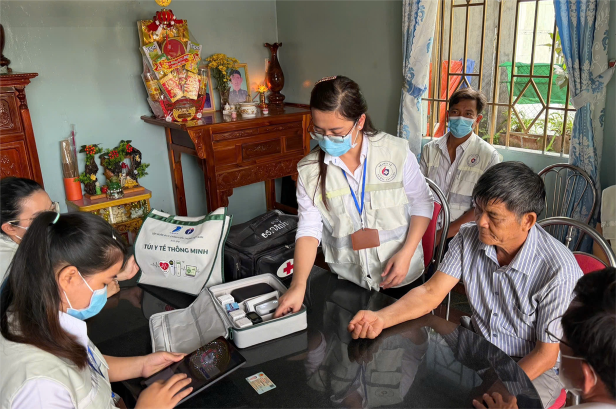 Đội chăm sóc sức khoẻ liên tục gắn với địa bàn dân cư, thăm khám cho một người dân cao tuổi ngay tại nhà. Ảnh: TL