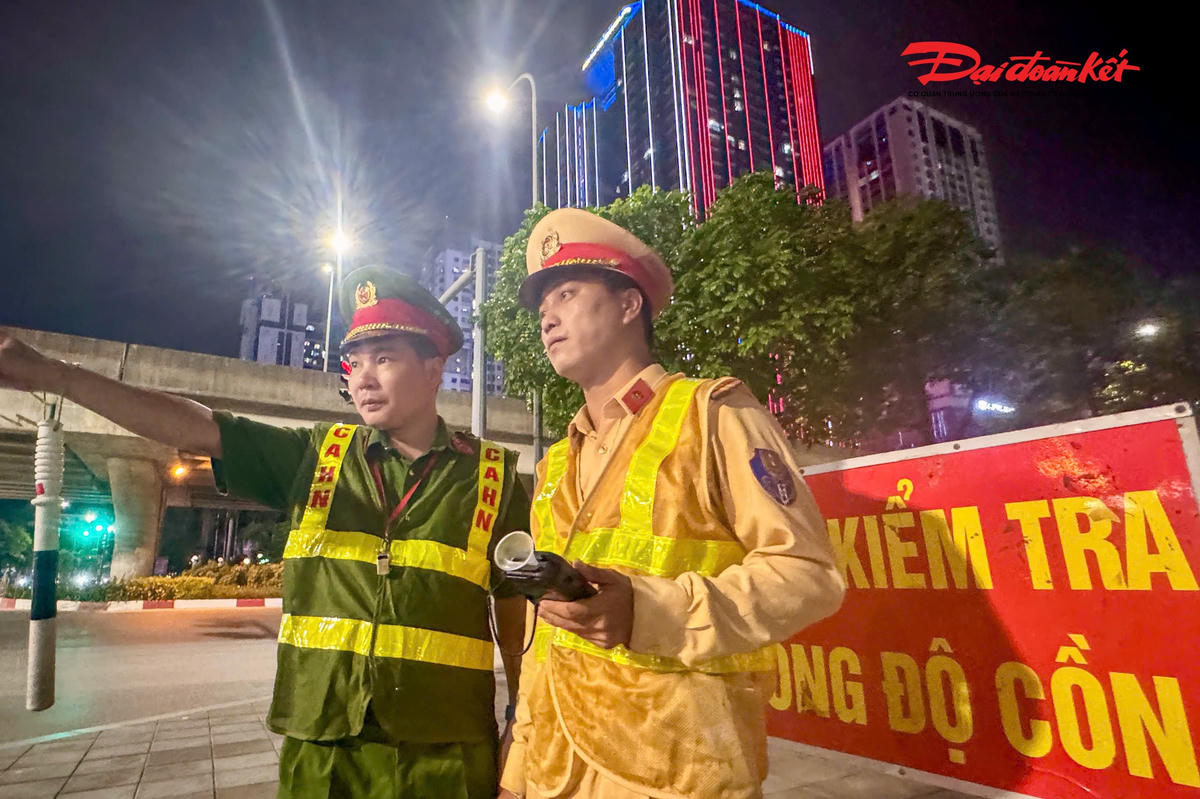 Cùng thời điểm, tại cửa ngõ phía Tây, Đội CSGT đường bộ số 6 phối hợp công an cơ sở triển khai nhiều tổ công tác kiểm soát diện rộng. Đến 22h, lực lượng chức năng ghi nhận hàng chục trường hợp điều khiển xe mô tô vi phạm nồng độ cồn, trong đó có 2 trường hợp điều khiển ô tô.