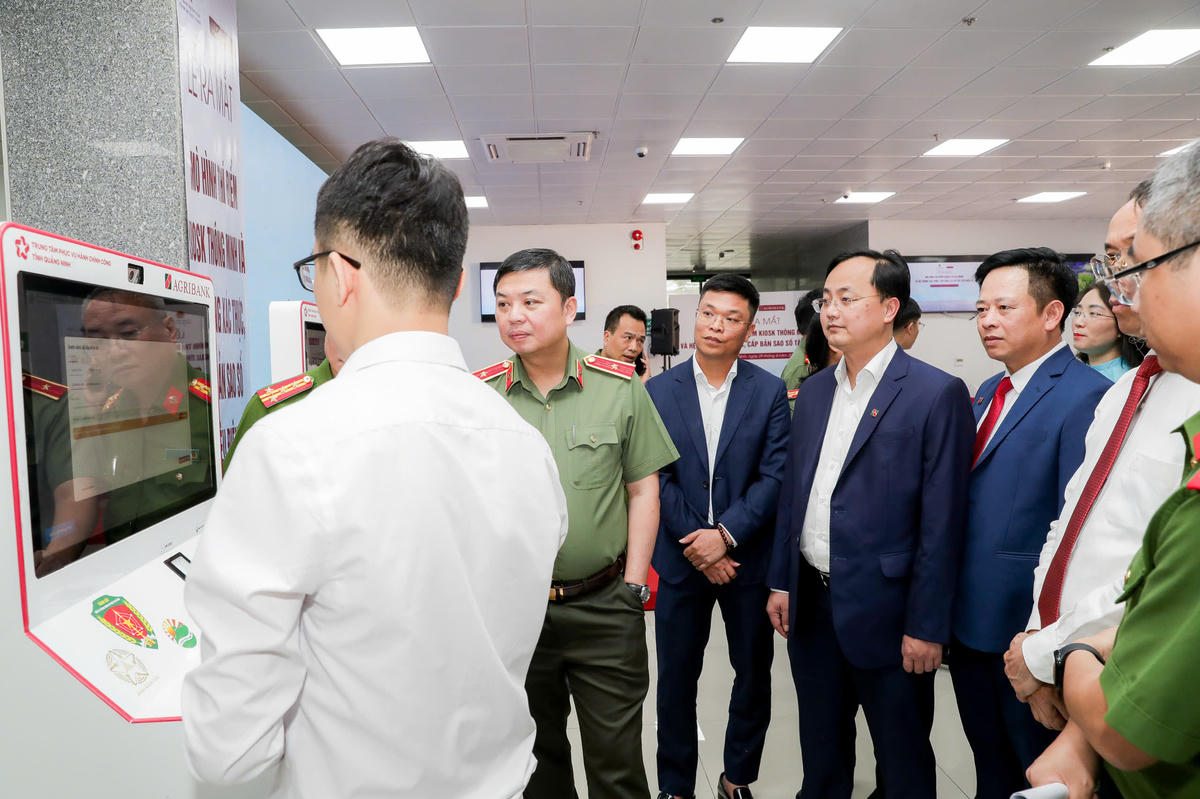 Đại biểu trải nghiệm mô hình Kiosk thông minh