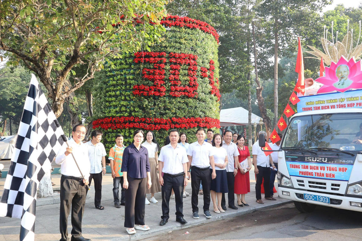 Hội thi trang trí xe tuyên truyền dịp Lễ diễn ra sôi nổi. Ảnh: N.L