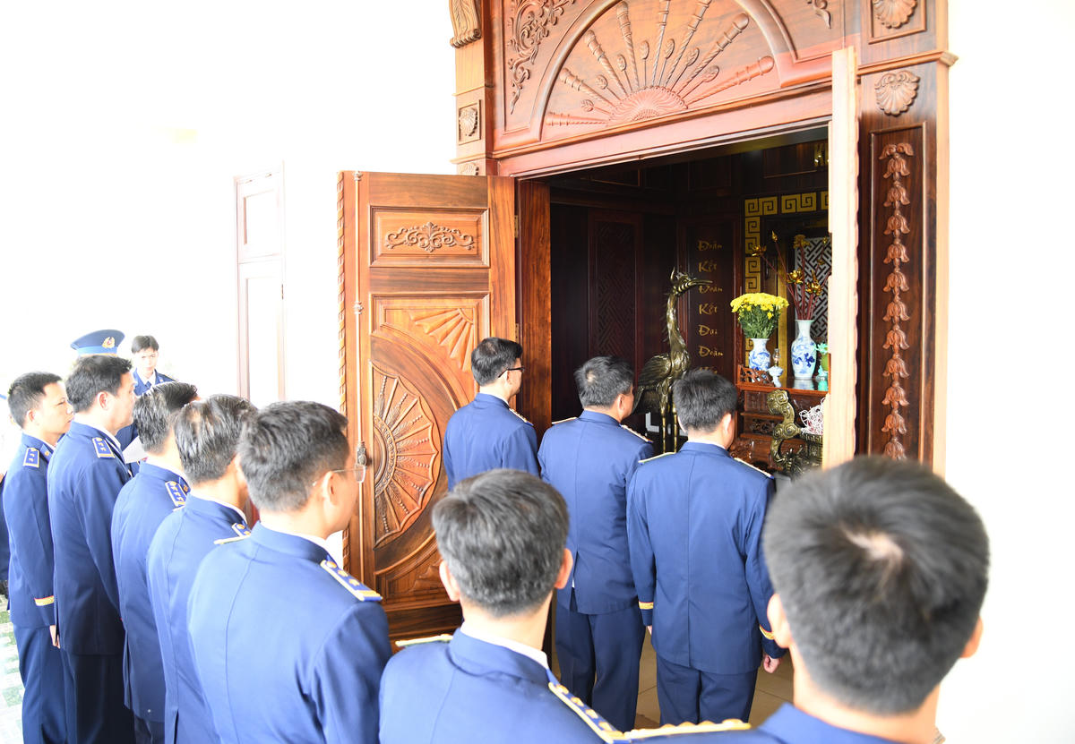 Quang cảnh lễ dâng hương, dâng hoa. Ảnh: Nhật Minh.