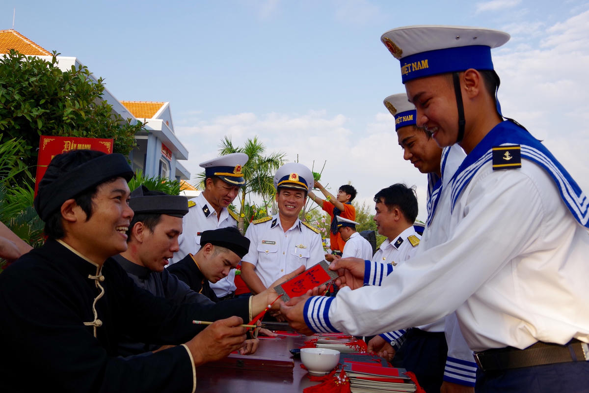 Những hỗ trợ cả về vật chất lẫn tinh thần sẽ giúp nâng cao tinh thần cho cán bộ, chiến sĩ yên tâm giữ vững chủ quyền của Tổ quốc. Ảnh: Q.Đ.