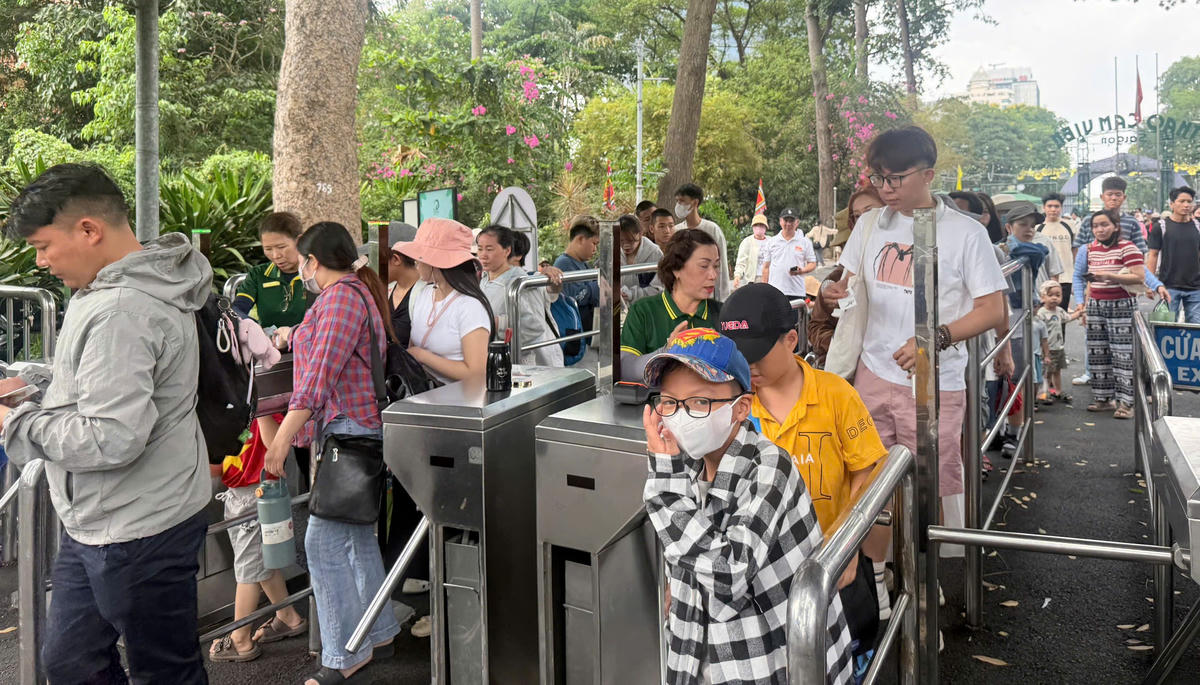 Du khách xếp hàng dài chờ đến lượt vào cổng các điểm đến nổi tiếng tại TP Hồ Chí Minh. Ảnh: H.K