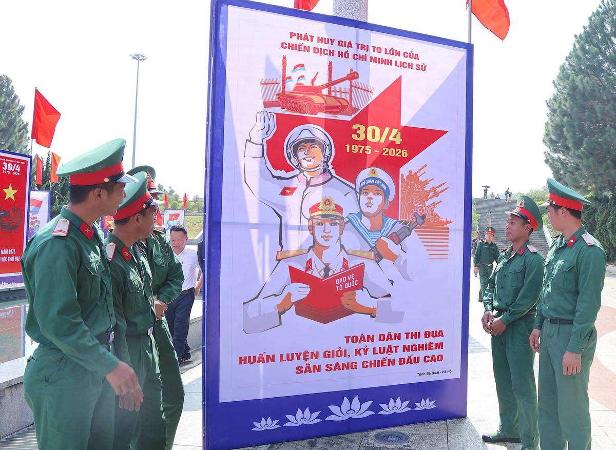 Cán bộ, chiến sĩ tham quan, tìm hiểu các tác phẩm tranh cổ động tại triển lãm.