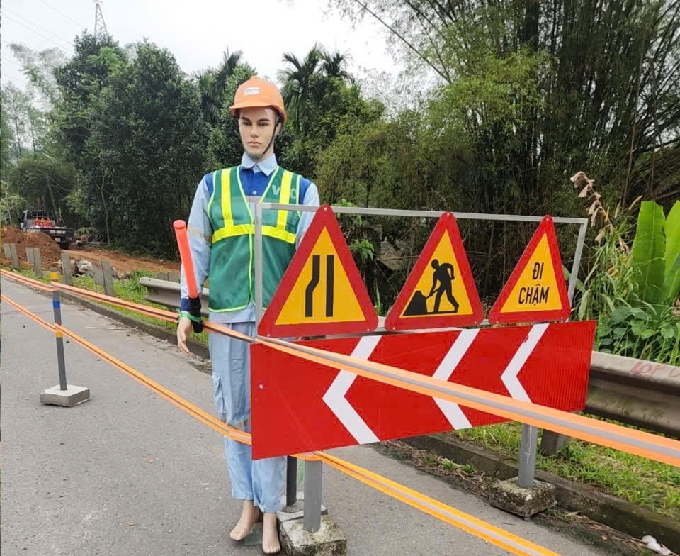 Sử dụng dây phản quang, hình nộm để cảnh báo cho lái xe. Ảnh: Ngô Hùng.