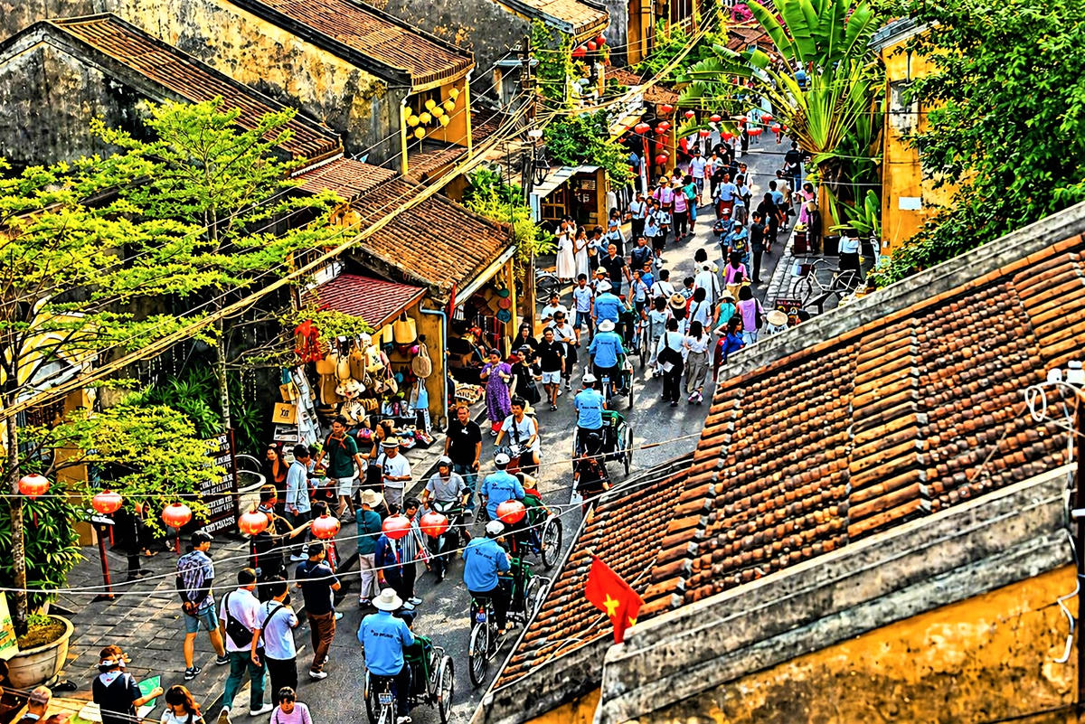 Du khách đi tản bộ ở đường Trần Phú, phường Hội An nhìn trên cao. Ảnh: Tấn Thành.