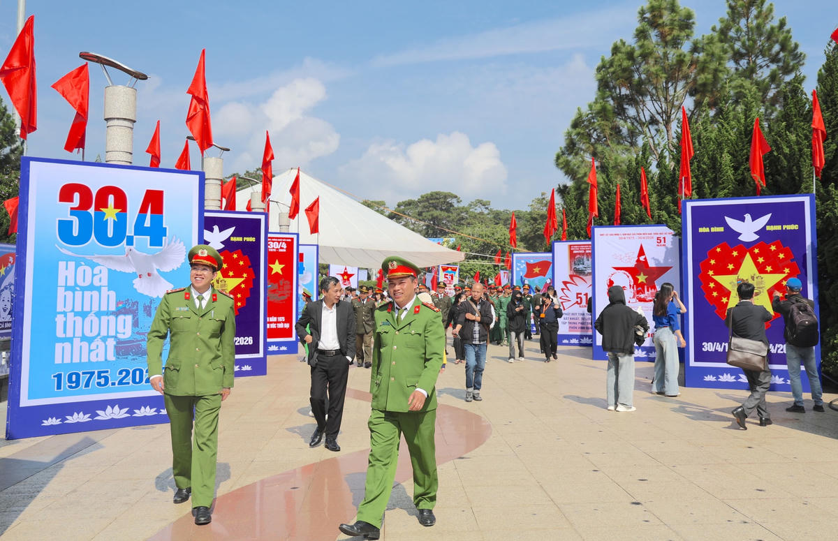 Cán bộ và nhân dân, tham quan tìm hiểu, tại buổi lễ.