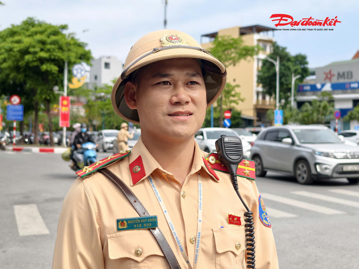 Đại úy Nguyễn Huy Chiến, cán bộ Đội Cảnh sát giao thông đường bộ số 5 cho biết, đơn vị đã chủ động tăng cường lực lượng trong dịp nghỉ lễ, triển khai kiểm tra, xử lý xuyên suốt trên các tuyến trọng điểm nhằm kịp thời phát hiện, chấn chỉnh các vi phạm trong hoạt động vận tải hành khách, bảo đảm trật tự, an toàn giao thông trên địa bàn.