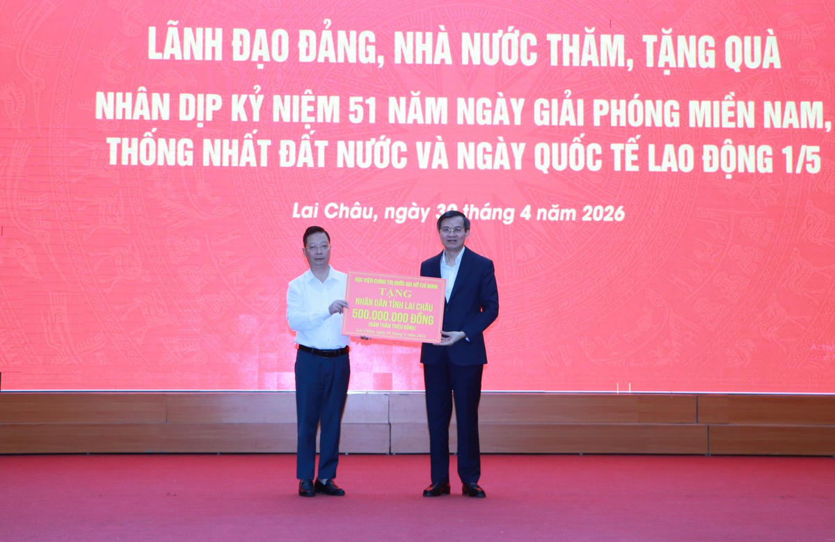 Ông Đoàn Minh Huấn - Ủy viên Bộ Chính trị, Giám đốc Học viện Chính trị quốc gia Hồ Chí Minh trao tặng quà hỗ trợ tỉnh Lai Châu.
