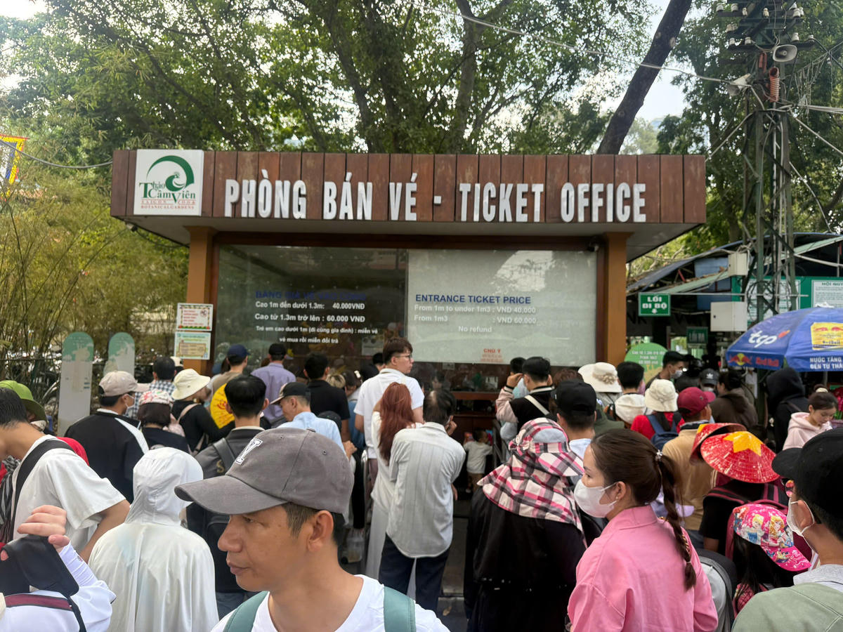 Các phòng bán vé cũng đông người đứng chờ. Ảnh: H.K