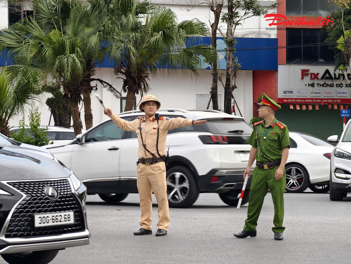 Lực lượng CSGT Hà Nội tổ chức phân luồng, điều tiết giao thông tại các nút giao trọng điểm, bảo đảm giao thông thông suốt trong dịp nghỉ lễ.