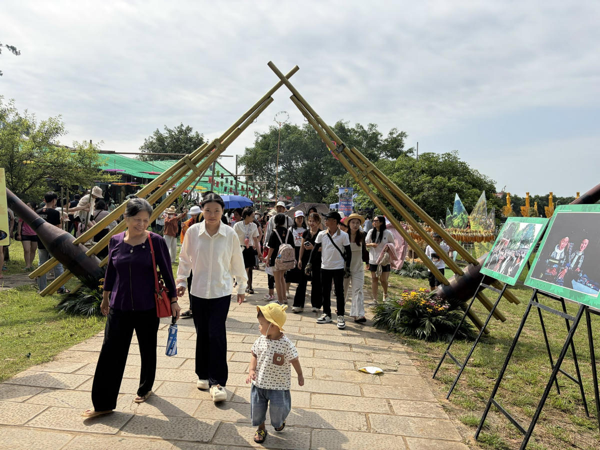 Phiên chợ thu hút đông đảo du khách đến thăm quan, trải nghiệm.