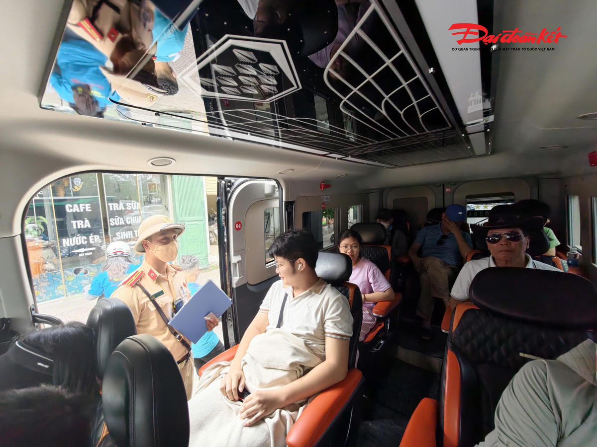 Cũng trong dịp này, lực lượng CSGT đẩy mạnh kiểm soát hoạt động vận tải hành khách; kiểm tra điều kiện hoạt động của phương tiện, số lượng hành khách theo quy định, đồng thời kiểm tra nồng độ cồn đối với lái xe nhằm phòng ngừa nguy cơ tai nạn giao thông.