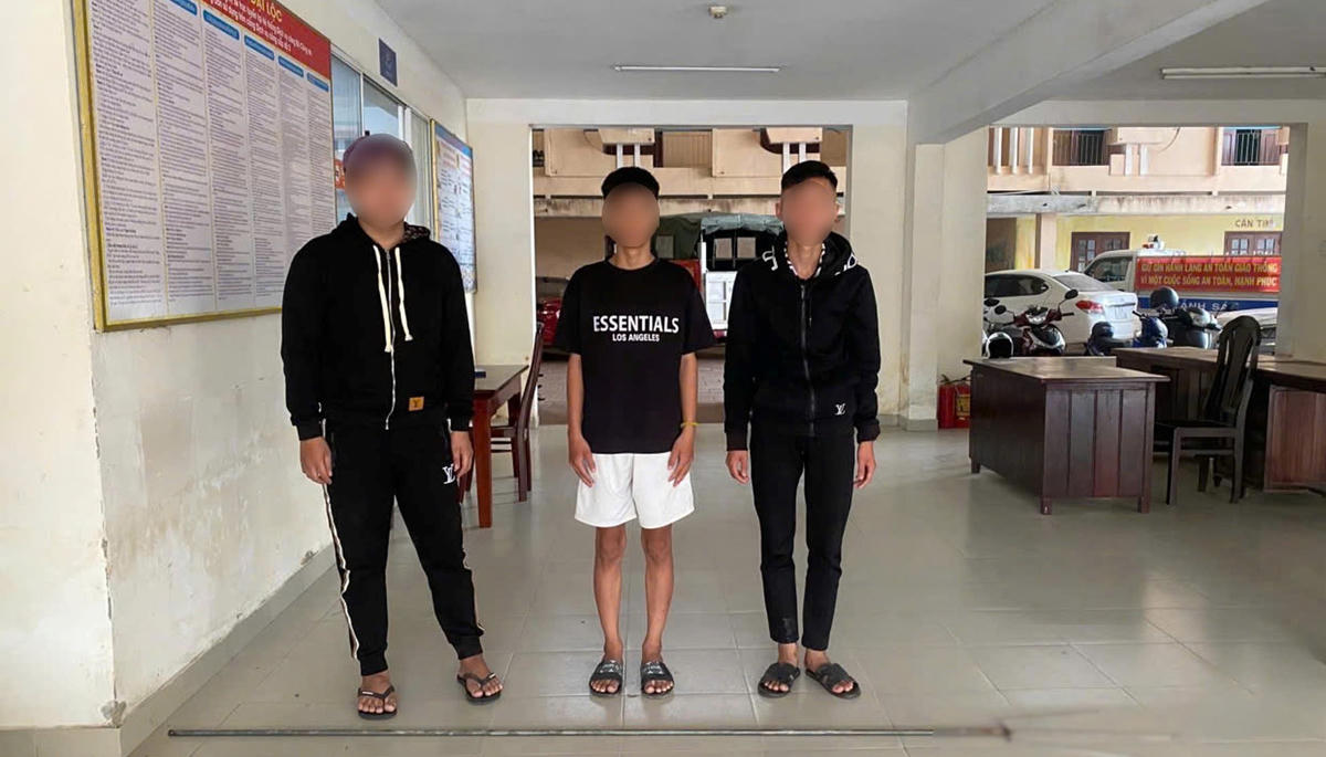 Các thanh thiếu niên cùng hung khí tại cơ quan điều tra. Ảnh: CV.
