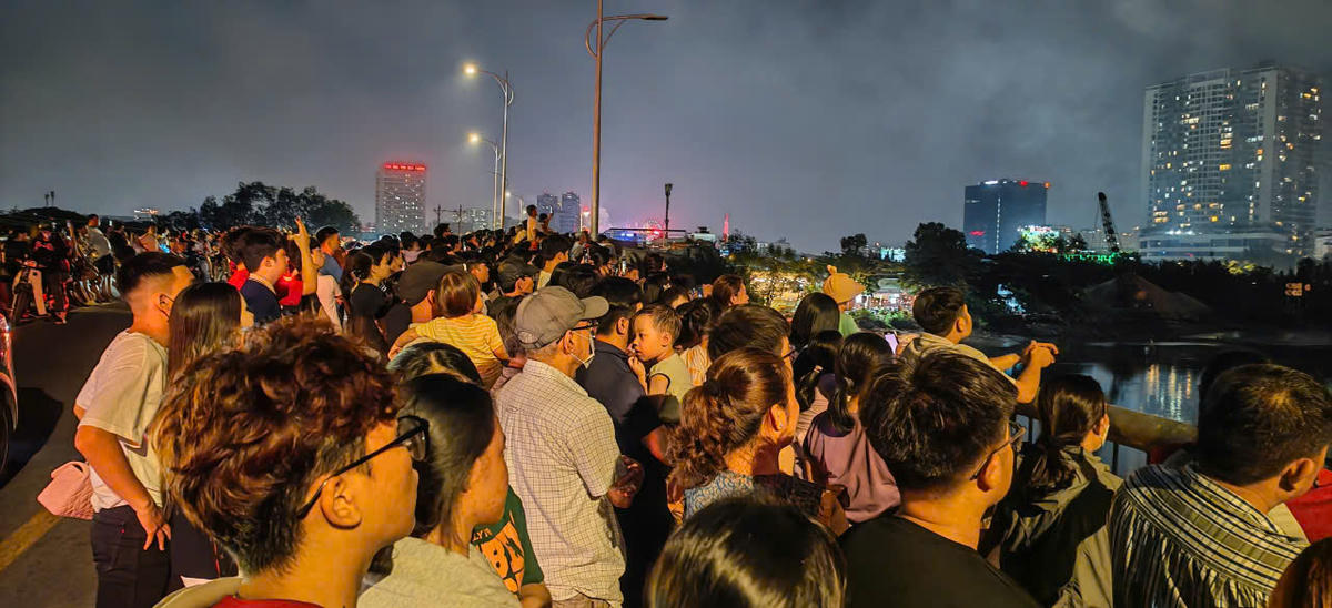 Đông đảo người dân xem bắn pháo hoa tại điểm cầu Rạch Đĩa, Nhà Bè. Ảnh: An Vũ