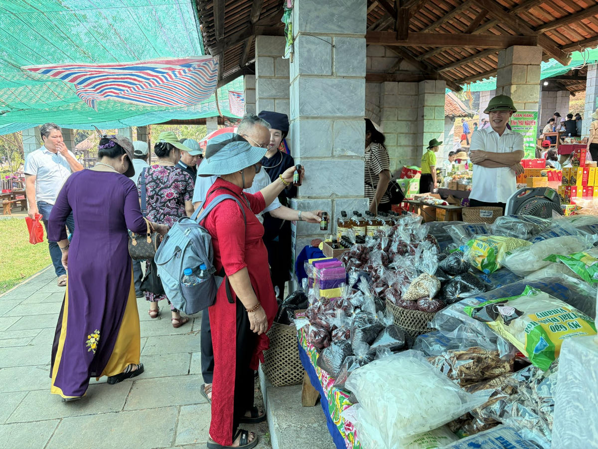 Nhiều đặc sản và sản vật của miền núi được mang xuống chợ, giới thiệu tới du khách trong không khí mua bán rộn ràng của phiên chợ vùng cao.