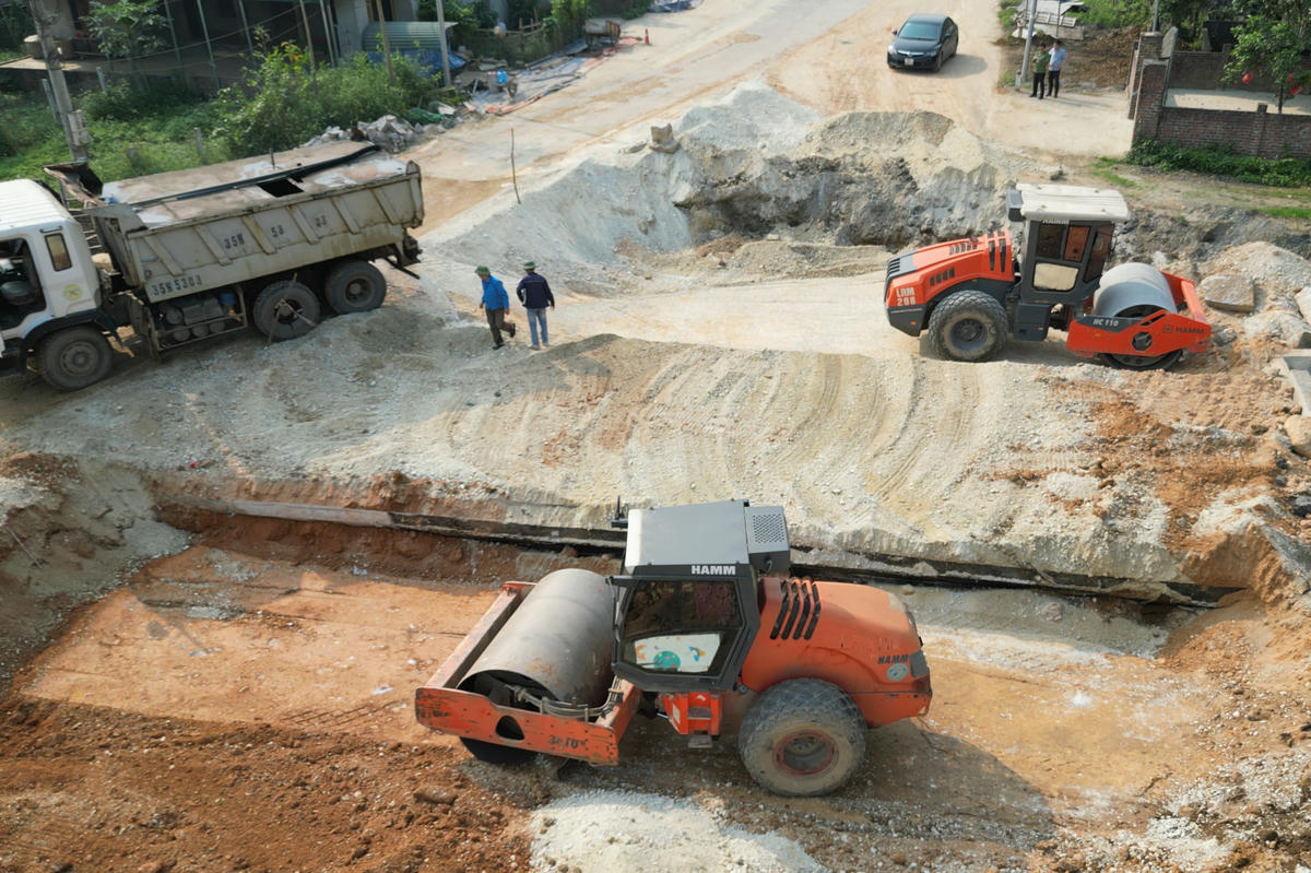 Một số đoạn đã hoàn thành lớp bê tông xi măng mặt đường, trong khi phần lớn các đoạn còn lại đã thi công xong lớp cấp phối gia cố, chuẩn bị bước vào giai đoạn hoàn thiện mặt đường. Ảnh: Đình Minh