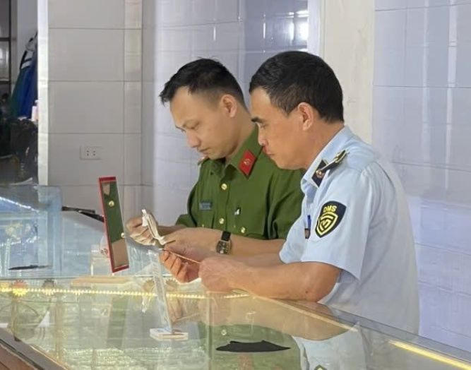 Đội QLTT số 12 kiểm tra các cơ sở kinh doanh vàng. Ảnh: Chi cục QLTT tỉnh Nghệ An