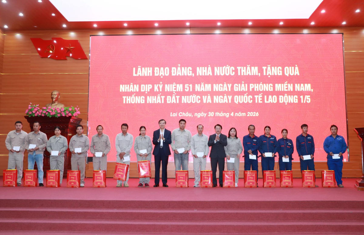 Ông Đoàn Minh Huấn - Ủy viên Bộ Chính trị, Giám đốc Học viện Chính trị quốc gia Hồ Chí Minh và ông Sùng A Hồ - Phó Bí thư Tỉnh ủy, Trưởng đoàn Đại biểu Quốc hội tỉnh Lai Châu trao quà cho đoàn viên, người lao động có hoàn cảnh khó khăn.