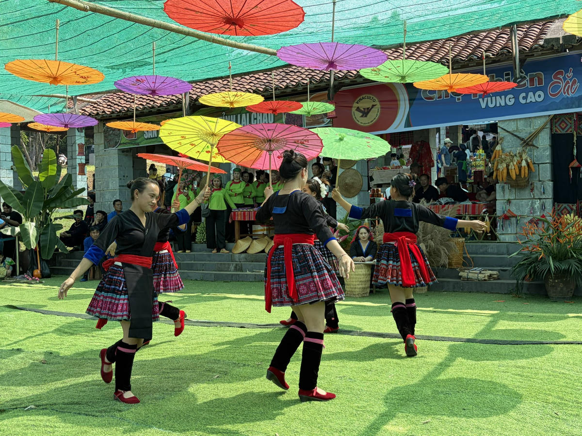 Nhiều tiết mục biểu diễn văn nghệ đặc sắc.