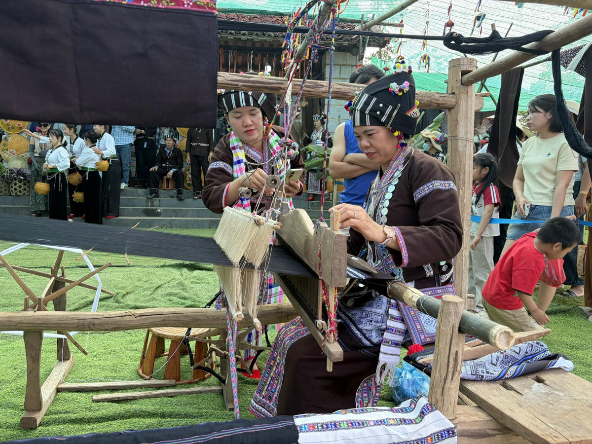 Du khách được hoà mình vào không gian văn hoá vùng cao.